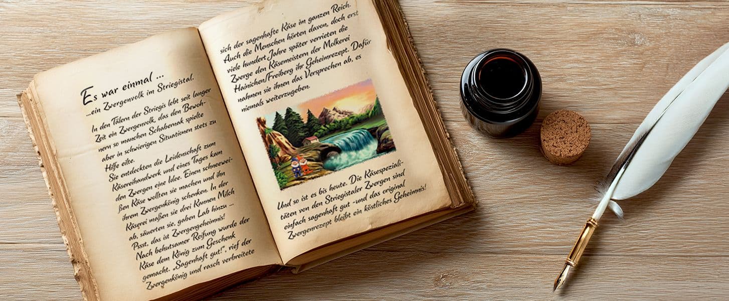 Aufgeschlagenes Märchenbuch mit handgeschriebenem Zwergenmärchen über das Striegistal, daneben eine Feder, Tintenfass und ein Korken auf einem Holztisch.